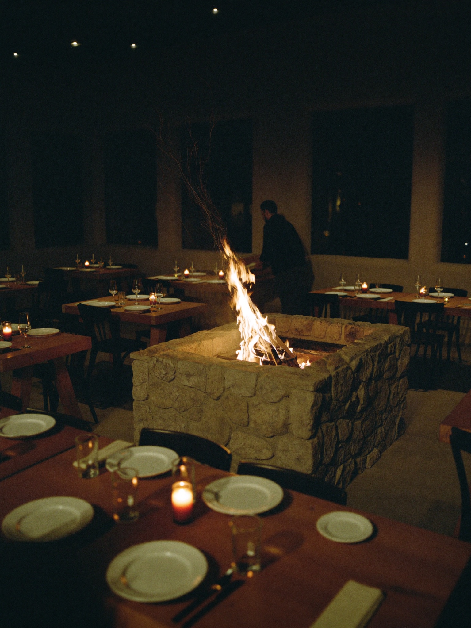 Cocina de brasa con fuego vivo