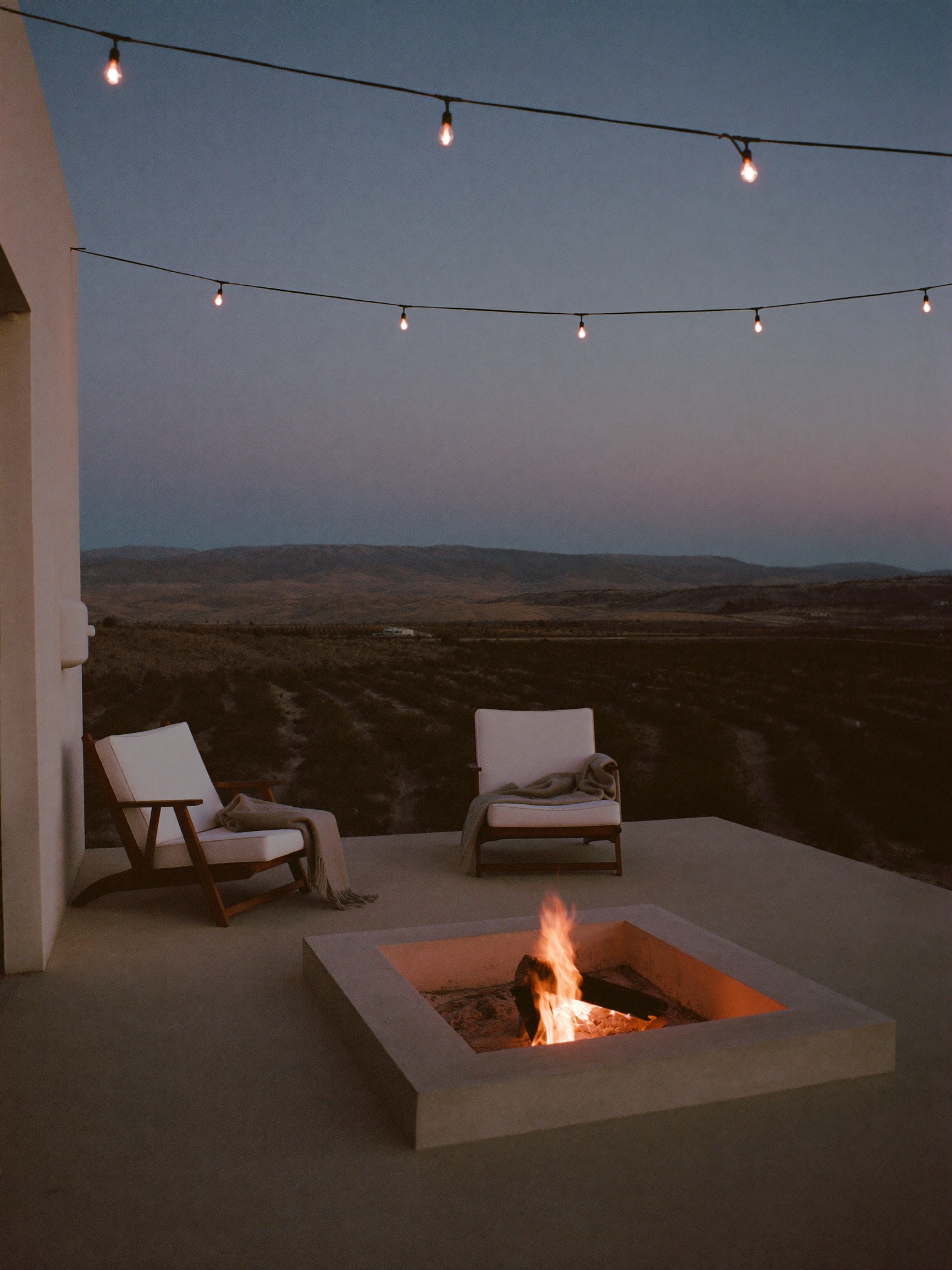 Suite Cielo — terraza privada con fogata al anochecer