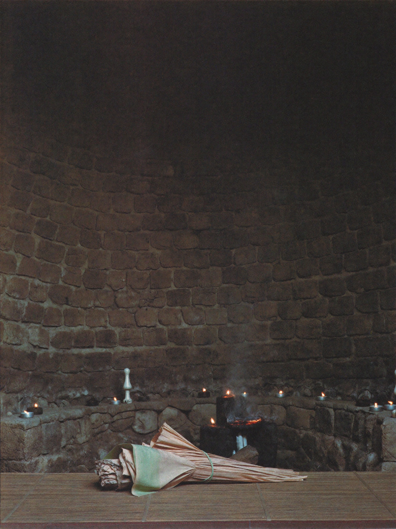 Temazcal iluminado con velas